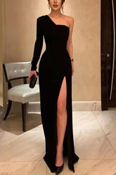 Schickes schwarzes Abendkleid mit einem Ärmel